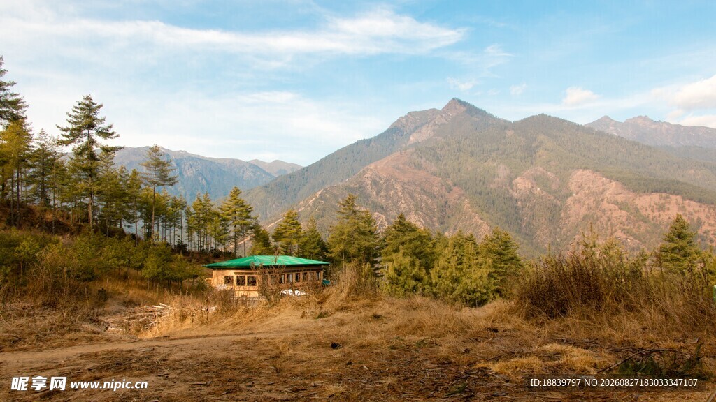山间小屋伴秀丽自然风光