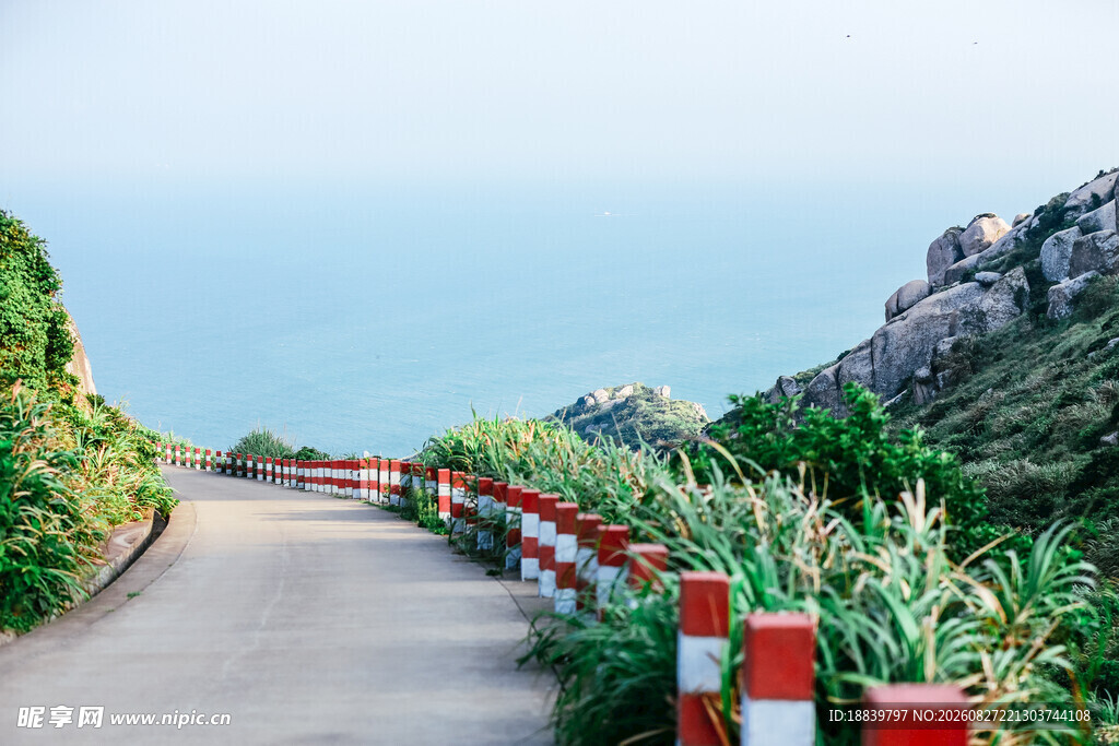 山间蜿蜒公路绿植相伴