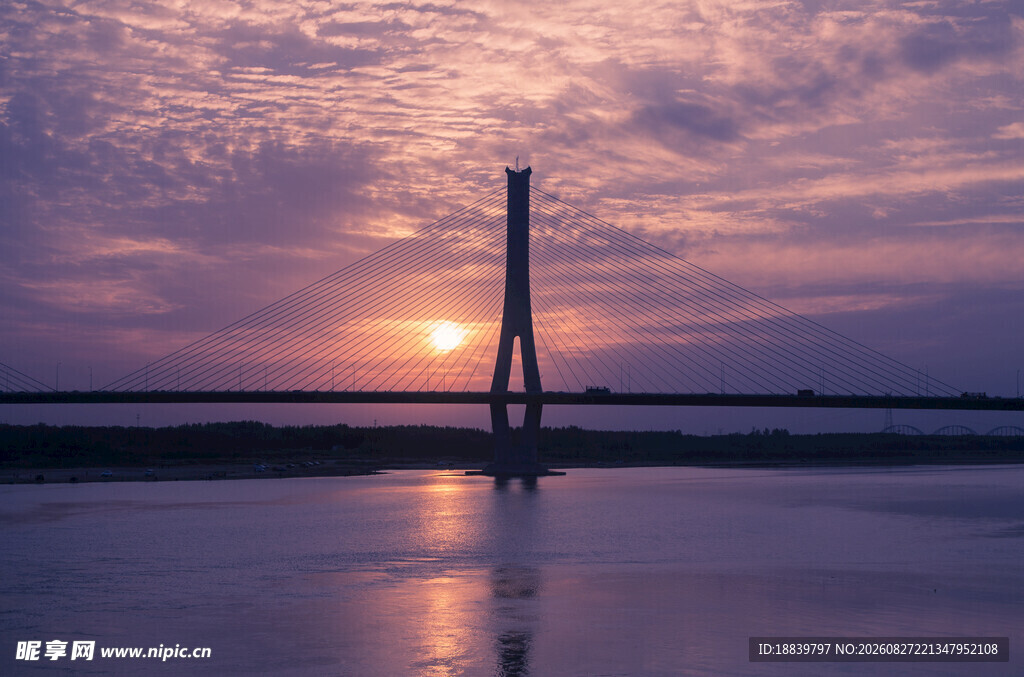 夕阳下的大桥美景