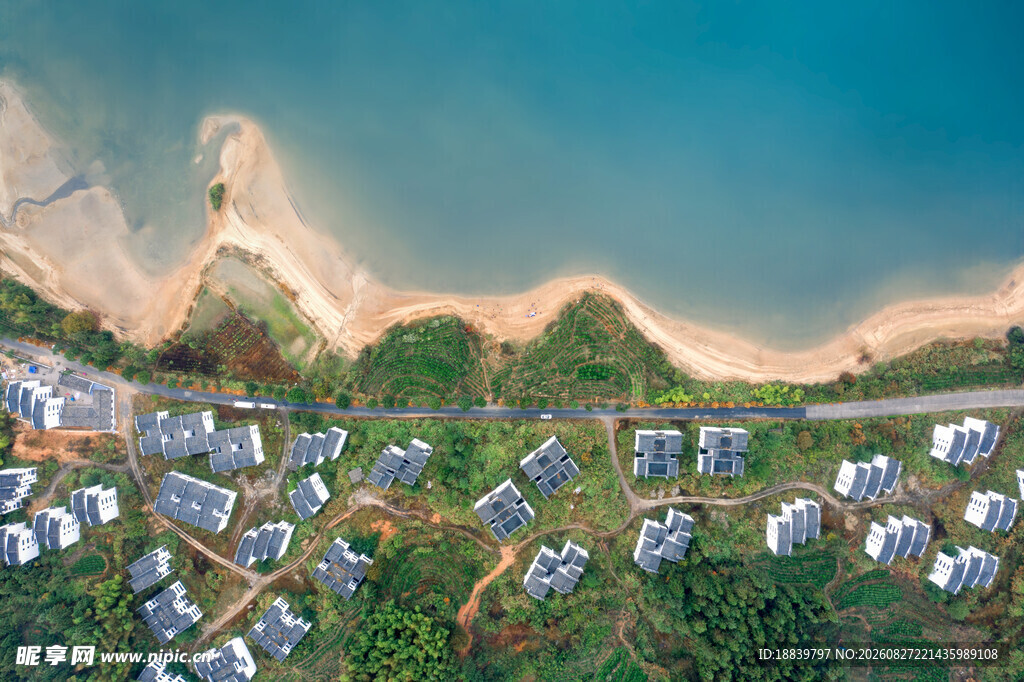俯瞰海滨住宅区与海岸线