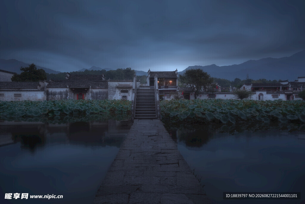 夜幕下的水边宁静村落