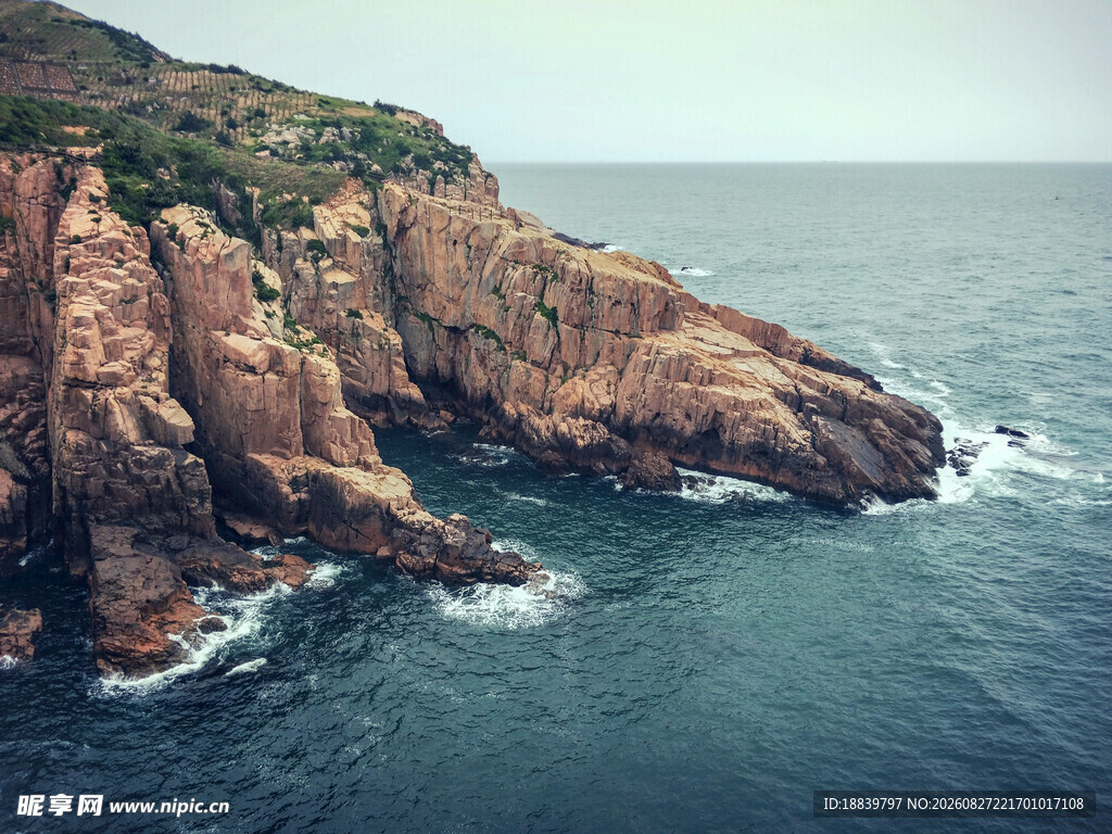 海岸边嶙峋岩石与辽阔大海