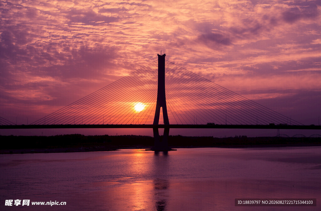 夕阳下的孤塔与水面美景
