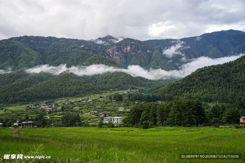 山间绿野云雾缭绕的美景