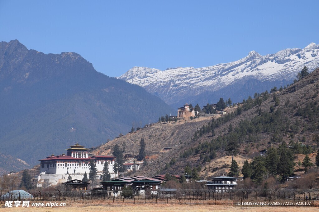 雪山下的藏式村落风光