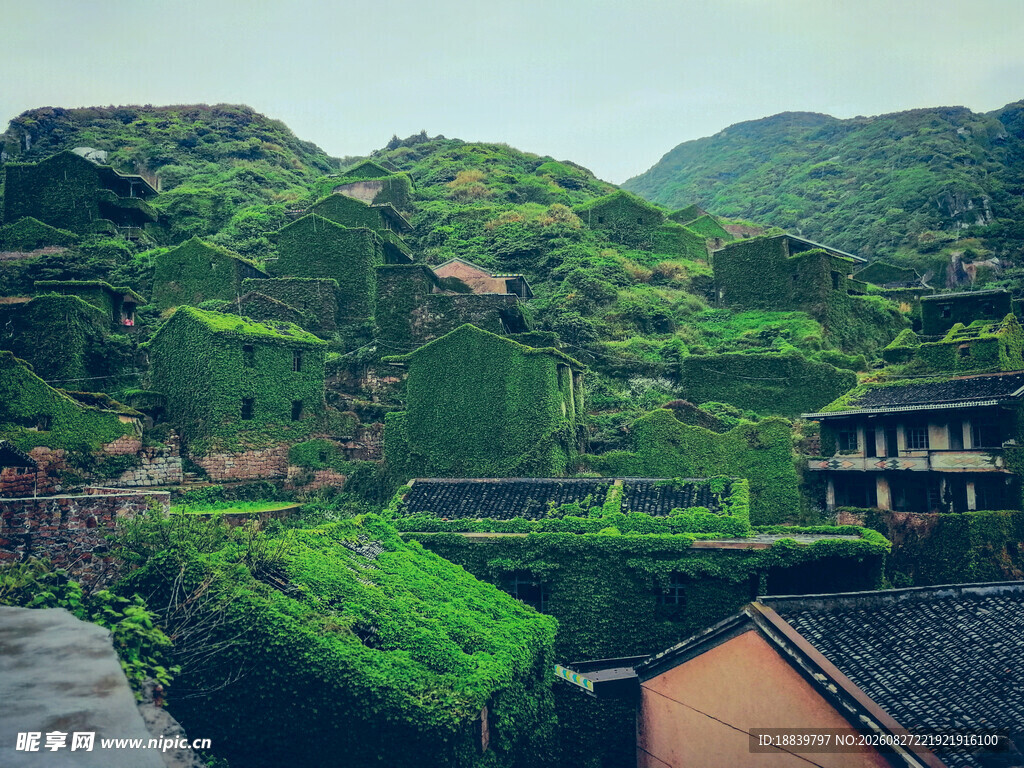 山间绿意盎然的建筑景观