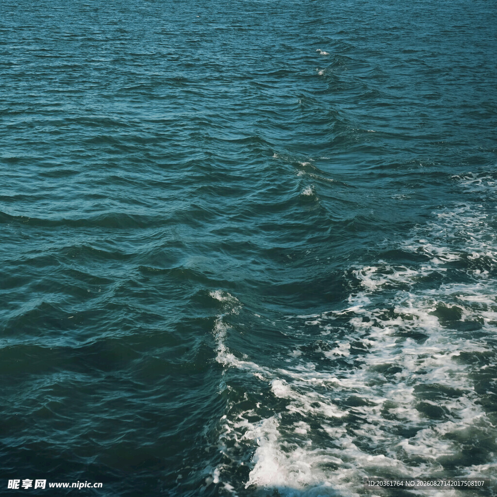 海上行舟激起白色浪花