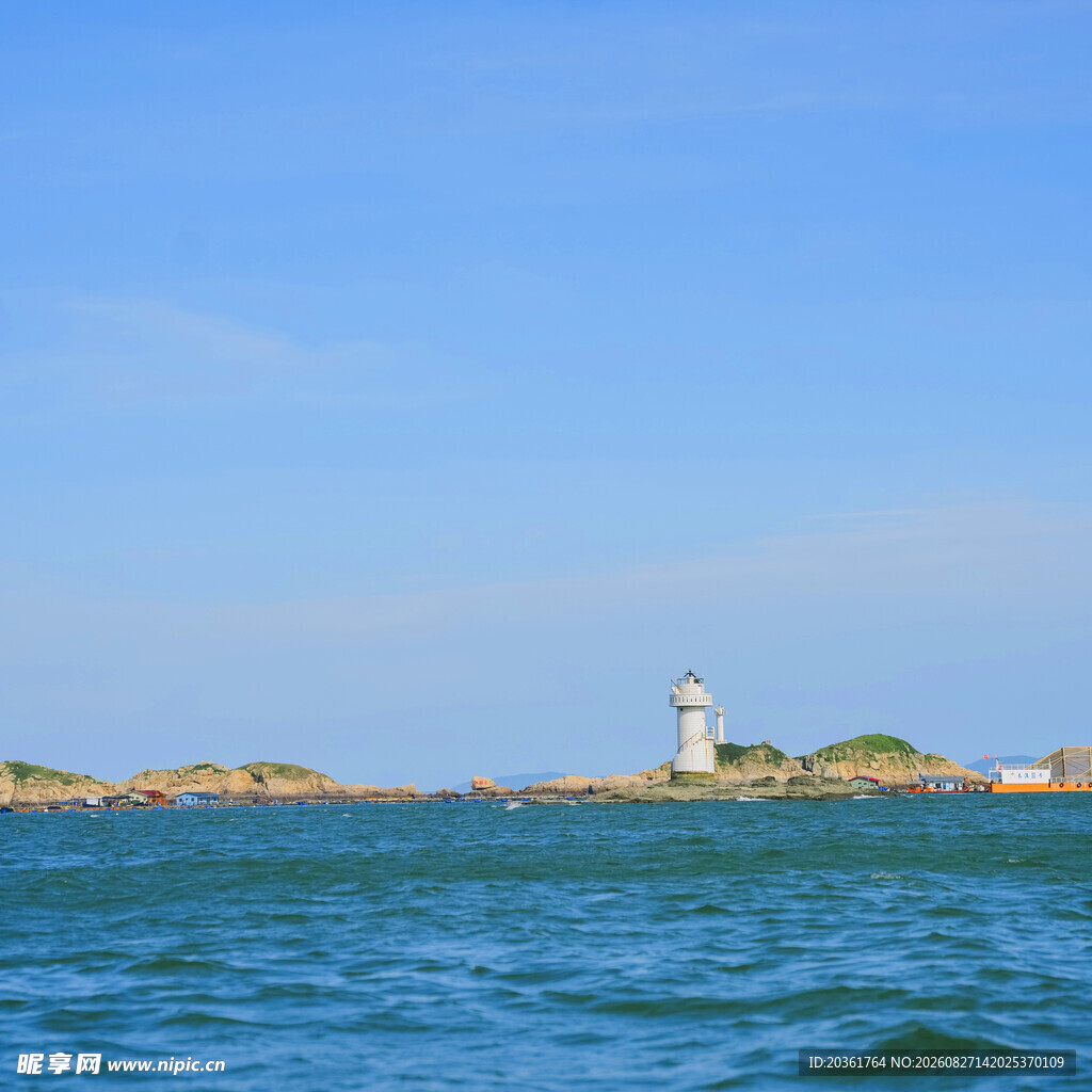 海上灯塔远景