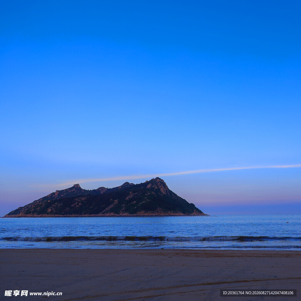 海边孤山的静谧黄昏景色