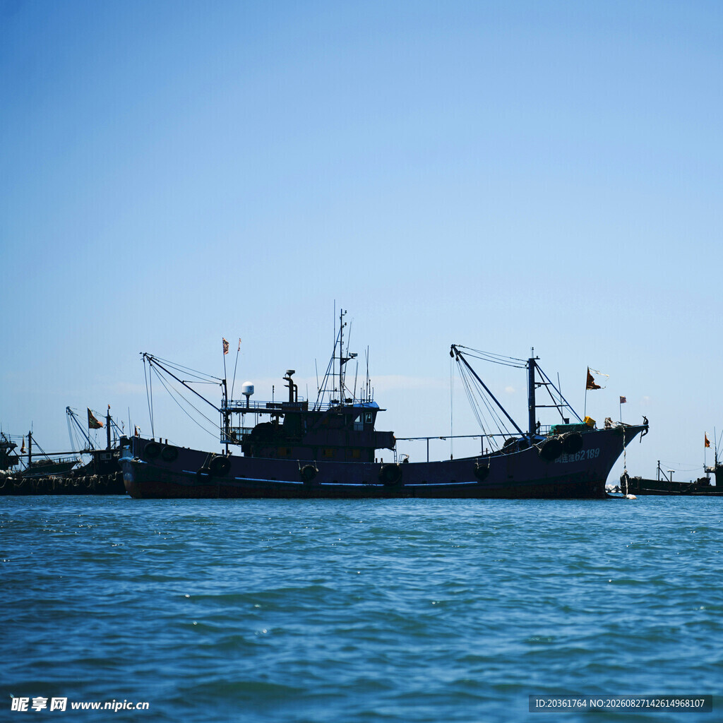 海上渔船停泊