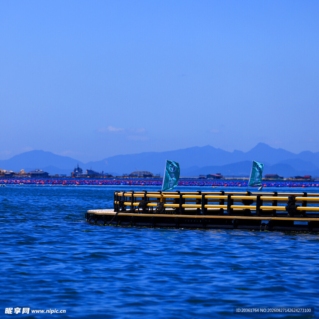 海边码头的宁静景致