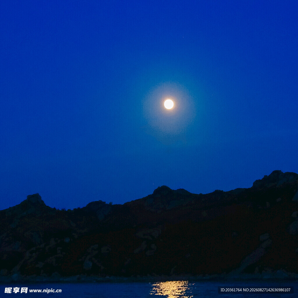 月夜湖面与远山美景