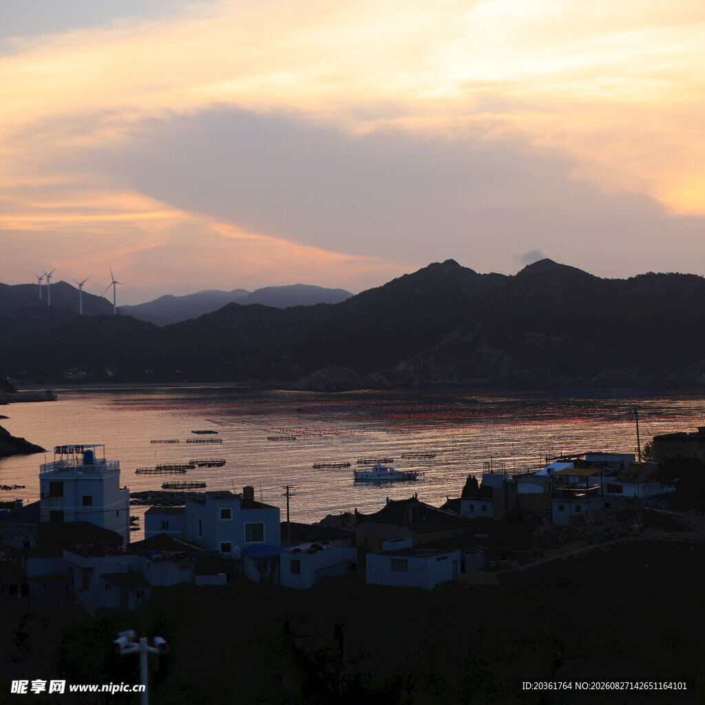 黄昏下宁静的港湾美景