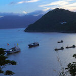 海上船只与远山暮色风景