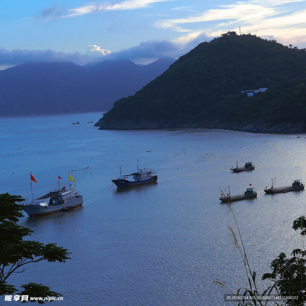 海上船只与远山暮色风景
