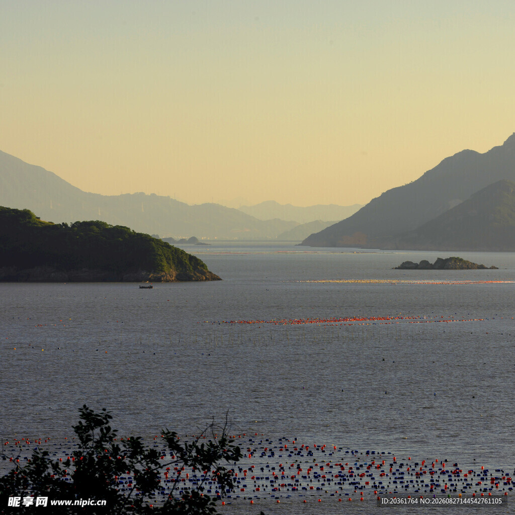 黄昏下的山水湖景风光