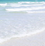 海浪轻拍沙滩的美丽景致