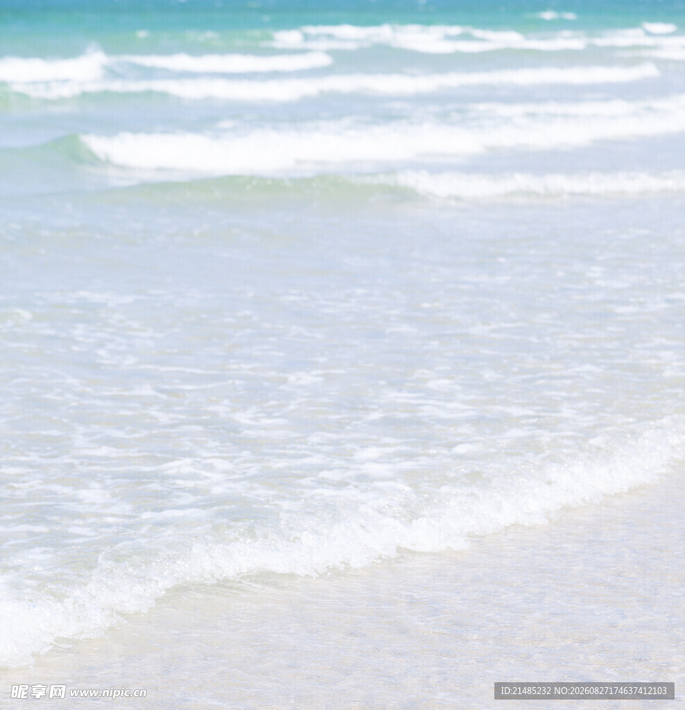 海浪轻拍沙滩的美丽景致