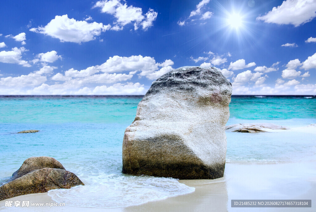 海边巨石与澄澈蓝天美景