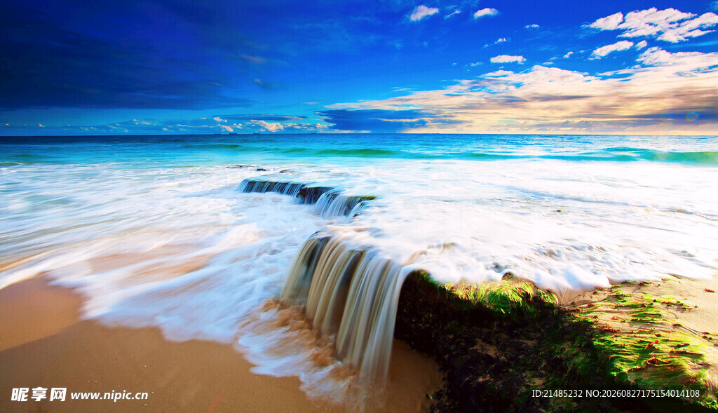 海边瀑布美景