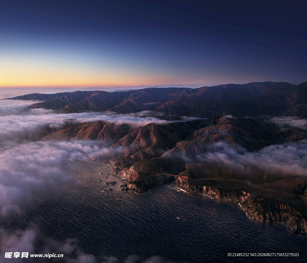 云海之上的壮丽山景
