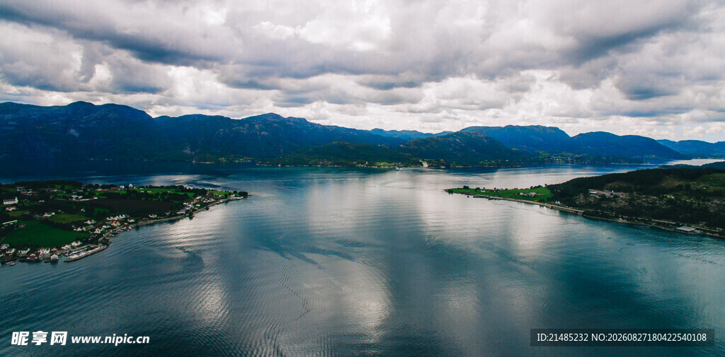 宁静山水间的美丽湖景