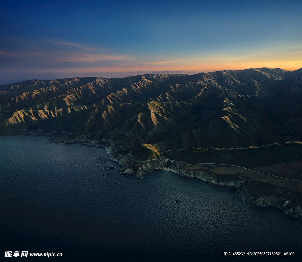 黄昏下的山海壮丽景观