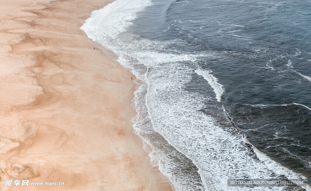 海边沙滩与翻涌海浪