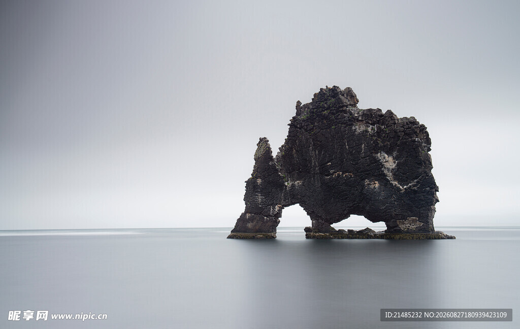 黑色嶙峋奇石