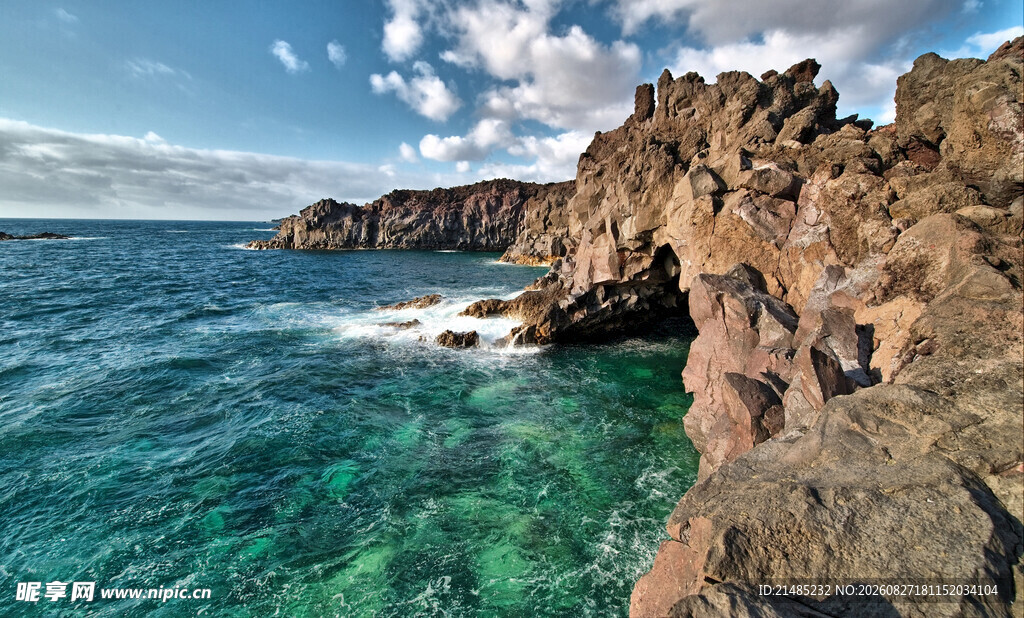 海边嶙峋岩石与碧蓝海水