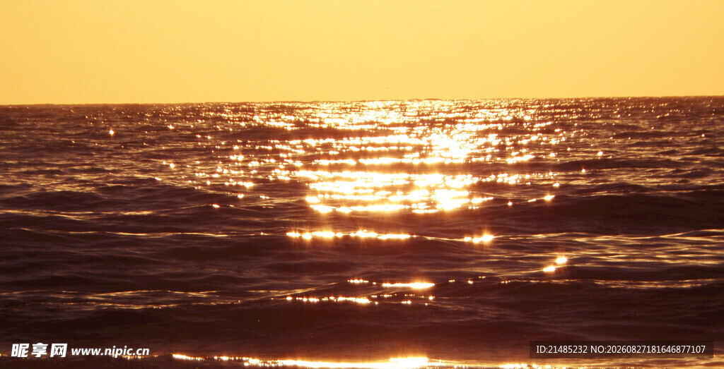 海上夕阳洒金波光粼粼