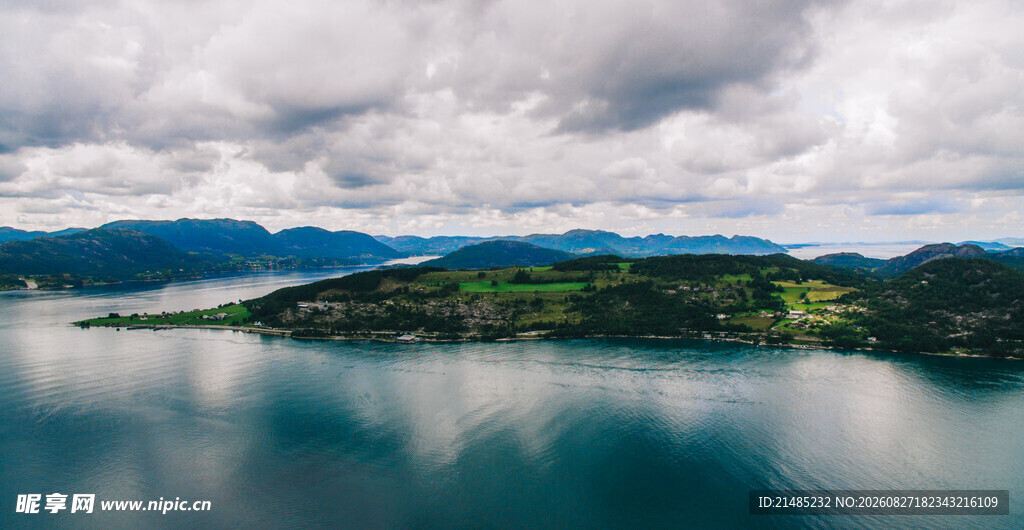宁静湖景与远处山峦
