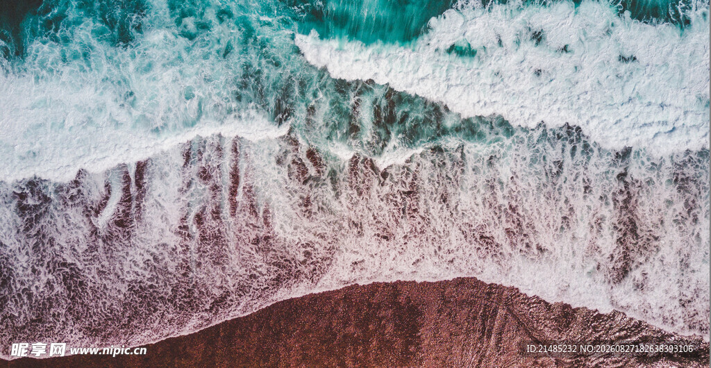 海浪拍打沙滩的美丽景象