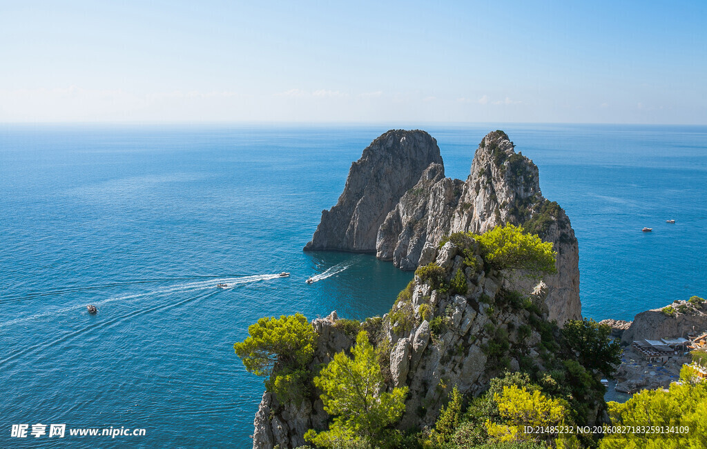海边嶙峋峭壁与蔚蓝大海