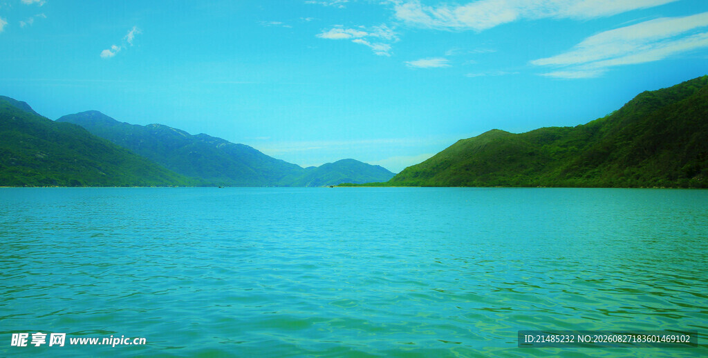 宁静湖景与青山蓝天