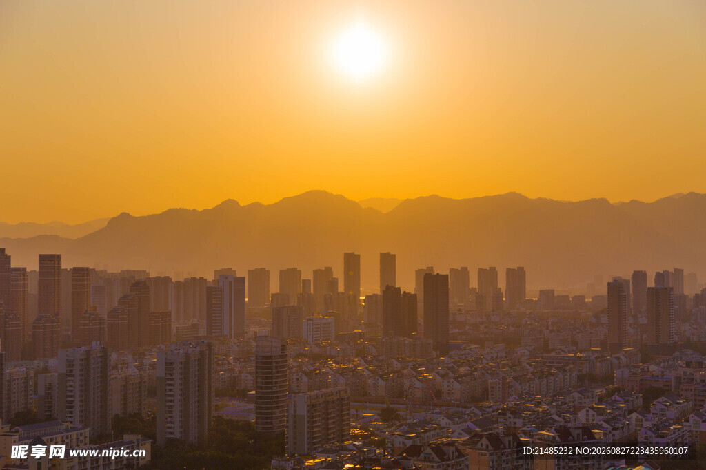 夕阳下的繁华都市景观