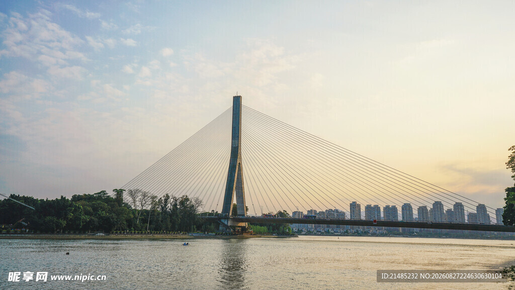 夕阳下的城市跨江大桥