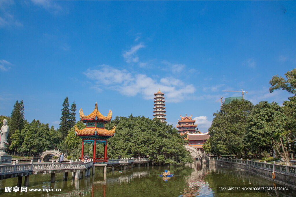湖岸楼阁与古塔