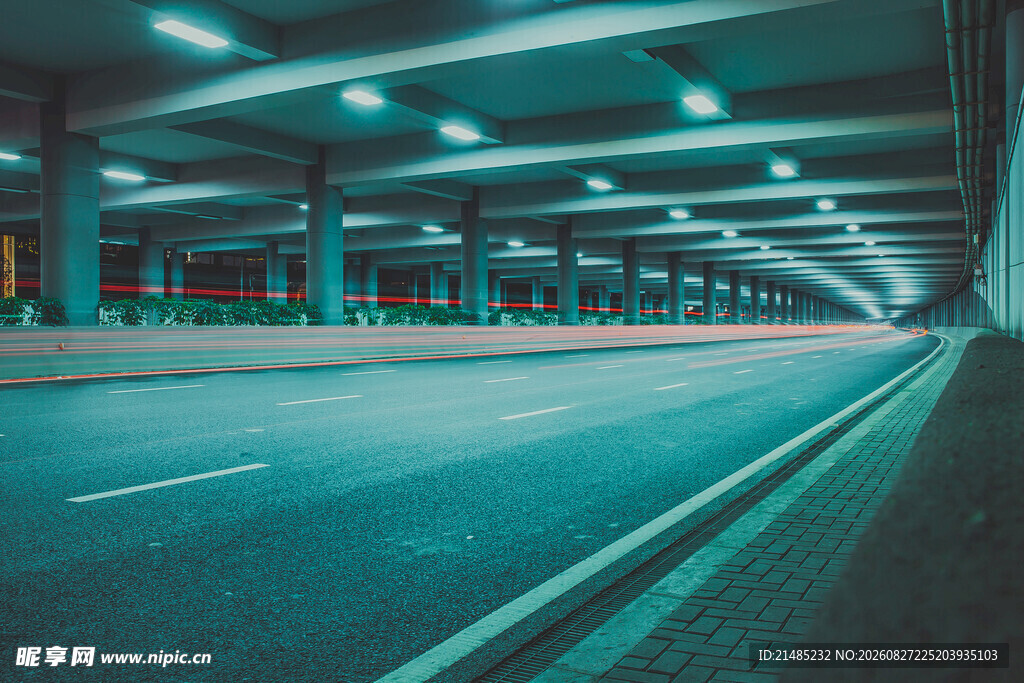 地下停车场内的空旷道路
