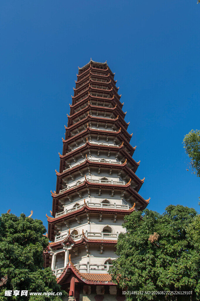 古朴宝塔矗立绿树蓝天间