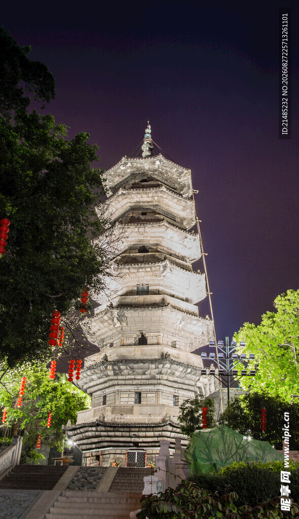 夜幕下的古老宝塔