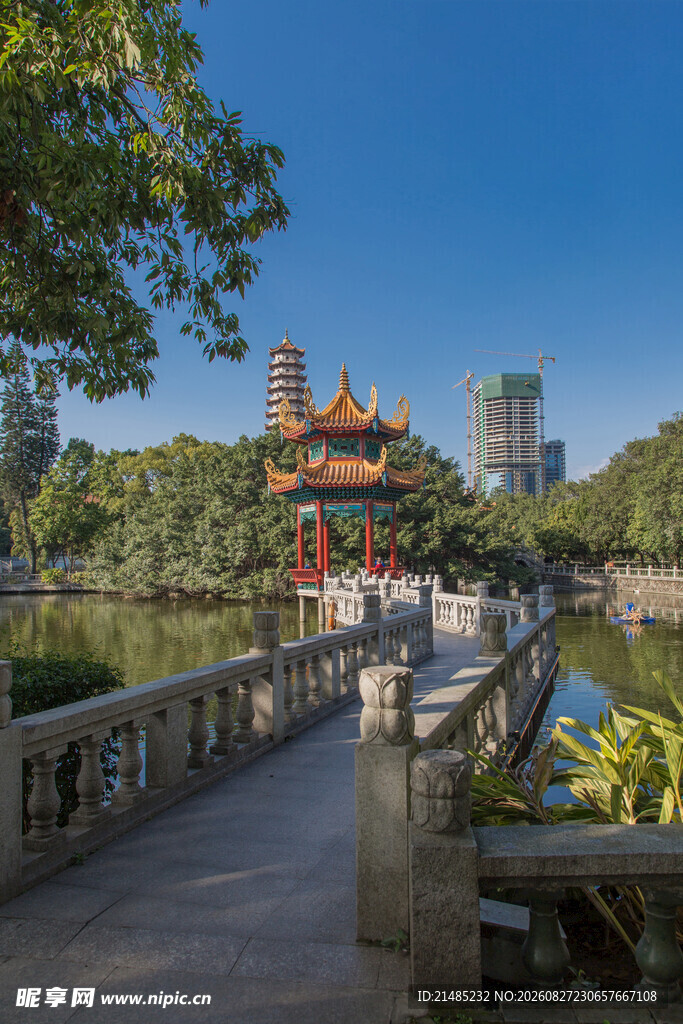 湖畔中式楼阁旁的石板桥