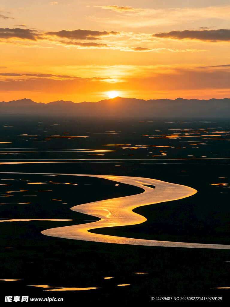 夕阳下蜿蜒河流壮美景观