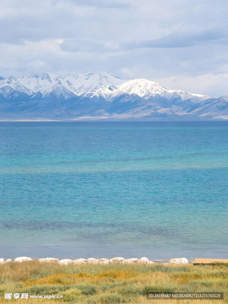 雪山下的蓝色湖泊美景