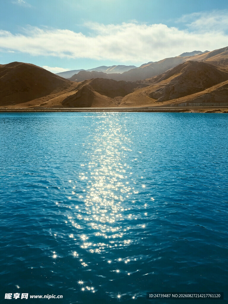 蓝色湖泊与远处山峦美景