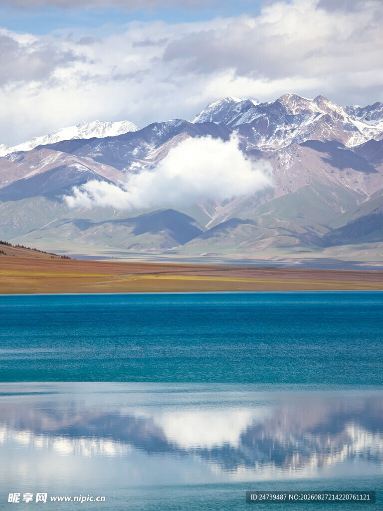 高原湖泊与雪山壮丽景观