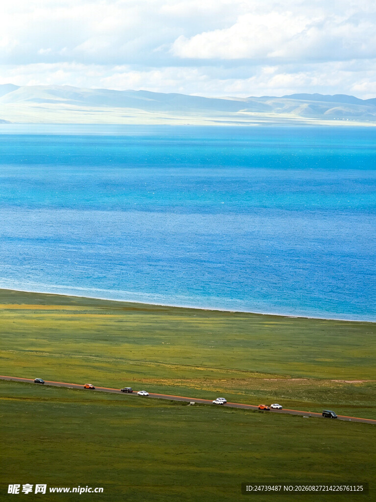 草原湖畔美景