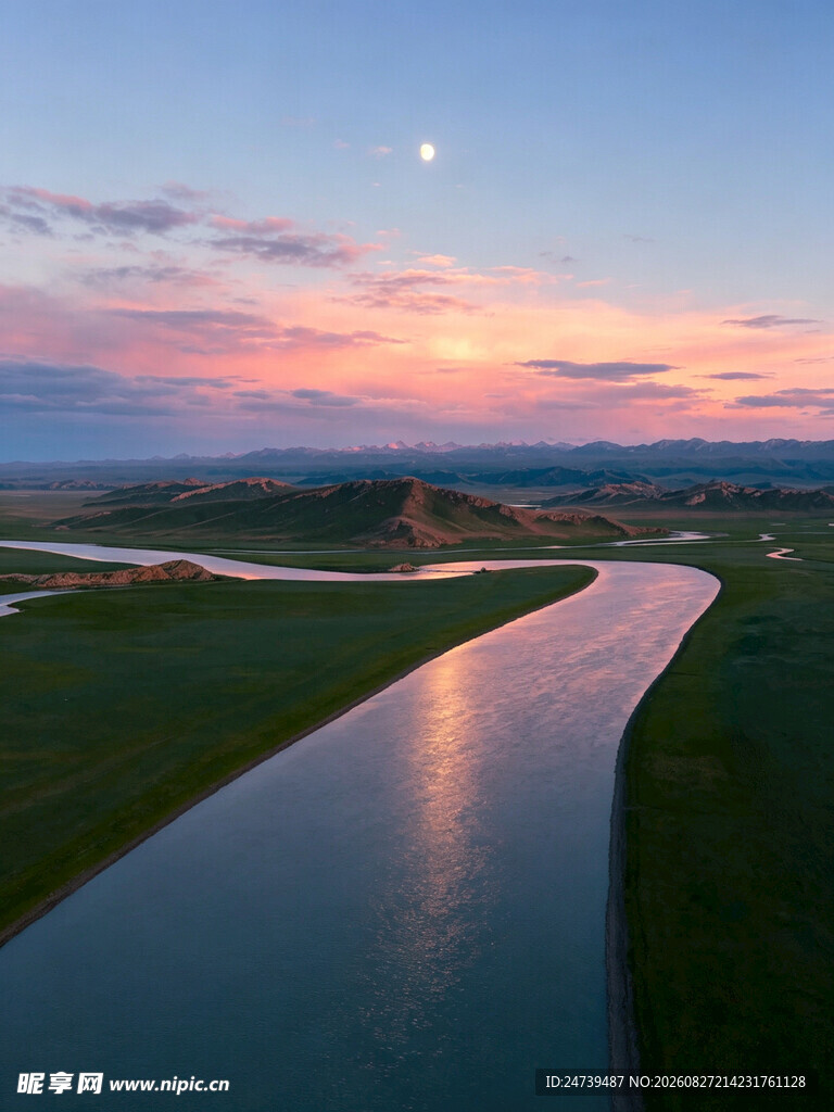 河畔暮色美景