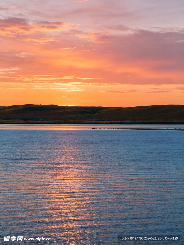 湖畔绚烂日落美景