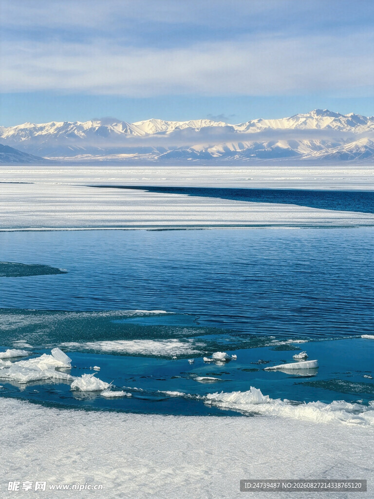 冰封湖面与远处雪山美景
